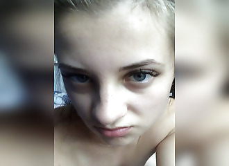 Blonde nue qui filme son corps en selfie