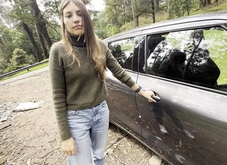 L'excitation monte au son du moteur, entre baisers, caresses sur les seins et orgasmes enivrants.