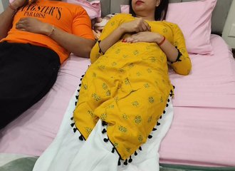 Se laisser aller dans la chambre de sa séduisante demi-sœur de plus de 18 ans