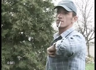 Une chatte bien fournie accueille un jeune membre