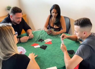 Le jeu de cartes s'est transformé en échange de partenaires