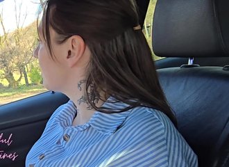 Une MILF poilue a récompensé mon assistance en déglutissant ma semence