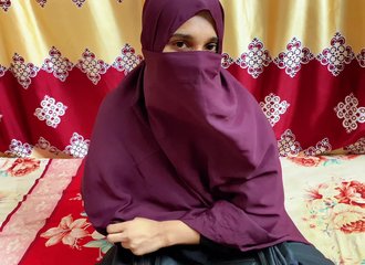 Un enseignant déchaîné s'unit à son élève dans une aventure torride et lui offre une fellation audacieuse dans sa chambre