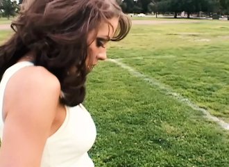 Vanessa Lane connaît un orgasme explosif en se caressant et en s'envoyant en l'air