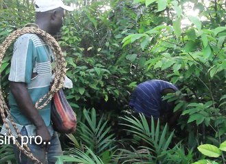 Un fermier audacieux surprend deux gars en plein ébat sur sa propriété et décide de profiter de la situation avec la belle black en guise de dédommagement