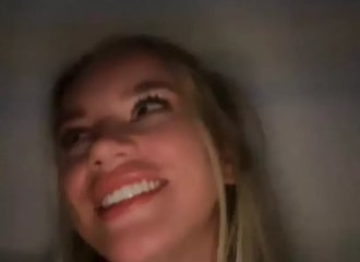 Une belle suédoise d’OnlyFans s’offre à un fan inconnu dans une chambre d’hôtel