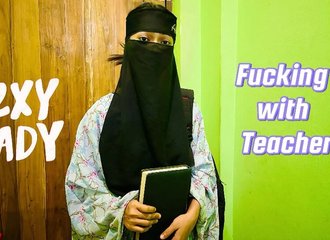 Un enseignant s'offre à sa séduisante élève pendant la saison des amours